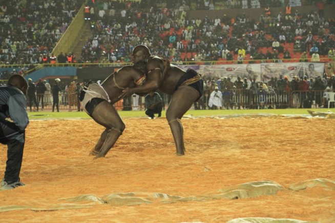 Modou Lô bat Lac de Guiers 2. Regardez le film du combat Modou Lô bat Lac de Guiers 2. Regardez le film du combat
