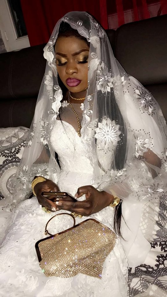 Thiat la soeur du danseur de Pape Diouf Gagnesiry s'est pendue aujourd'hui à Paris. Thiat la soeur du danseur de Pape Diouf Gagnesiry s'est pendue aujourd'hui à Paris.