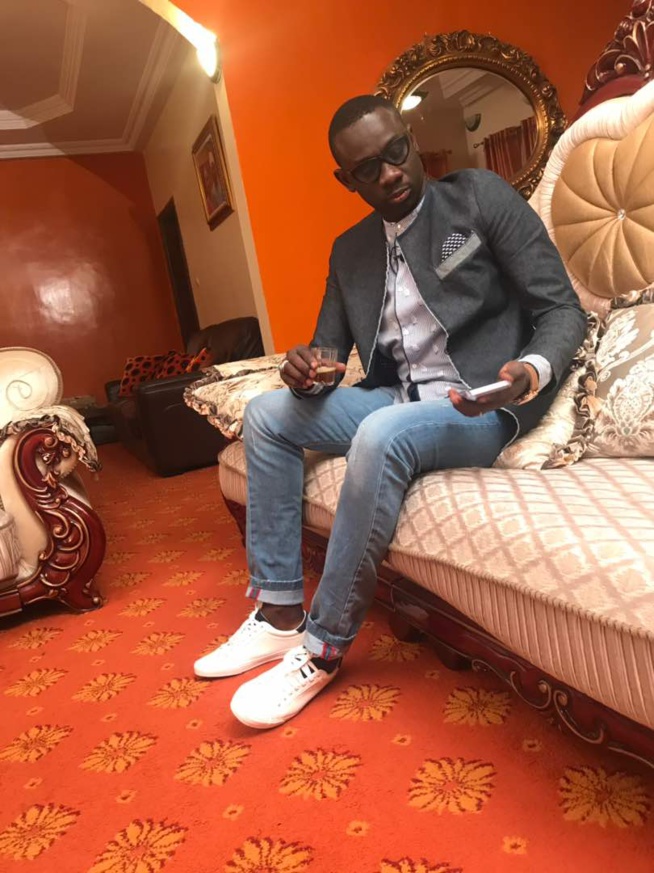 Pape Diouf en mode tournage avec la nouvelle télévision TV7. Bientôt des surprises.