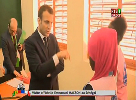 Visite et inauguration au collège Hann Bel air : le président Macron dans une salle de classe … Visite et inauguration au collège Hann Bel air : le président Macron dans une salle de classe …