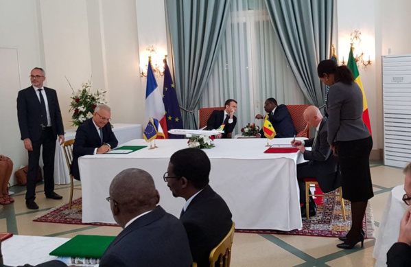 Emmanuel Macron et Macky Sall signent une série de contrats Emmanuel Macron et Macky Sall signent une série de contrats