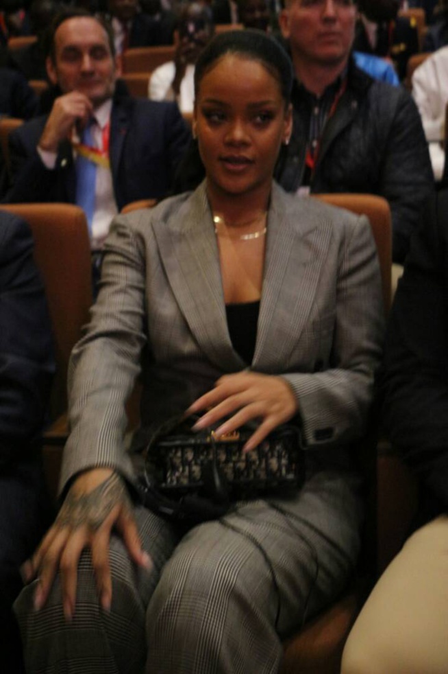 Rihanna illumine Dakar par sa beauté glamour, contemplez la star à Diamniadio