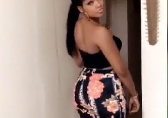 Belle de « Un Café Avec » dévoile ses formes généreuses Belle de « Un Café Avec » dévoile ses formes généreuses