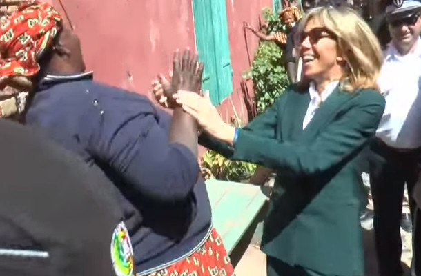 Vidéo: Les pas de danse de Brigitte Macron à l’Île de Gorée. Regardez Vidéo: Les pas de danse de Brigitte Macron à l’Île de Gorée. Regardez