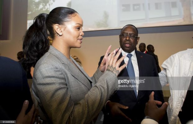Macron a-t-il pris par erreur la main du président sénégalais Macky Sall ? Macron a-t-il pris par erreur la main du président sénégalais Macky Sall ?