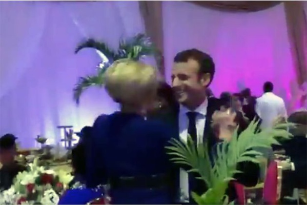 Brigitte et Emmanuel Macron : Danse attendrissante des amoureux à Dakar Brigitte et Emmanuel Macron : Danse attendrissante des amoureux à Dakar