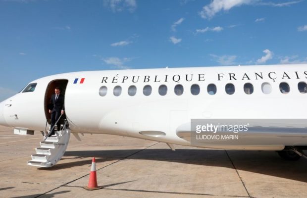 Urgent! L’avion de Macron a heurté la… Urgent! L’avion de Macron a heurté la…