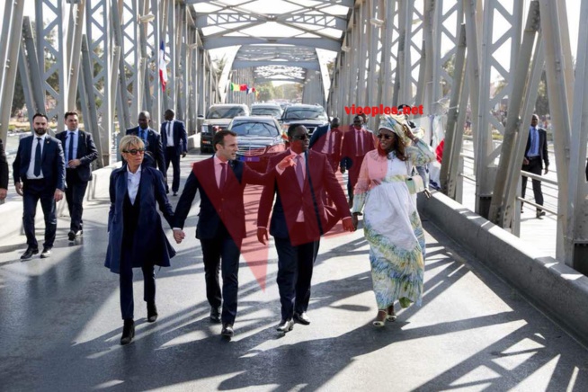 (Photos) Saint-Louis: Les couples présidentiels Macron et Sall traversent main dans la main, le pont de la vieille ville, à pieds (Photos) Saint-Louis: Les couples présidentiels Macron et Sall traversent main dans la main, le pont de la vieille ville, à pieds