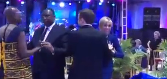 Après la Signature des contrats, Macky et Macron s’éclatent au son de Baba Maal , Regardez!