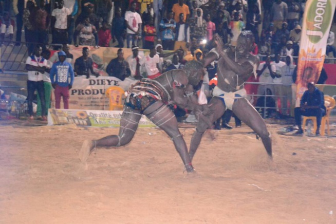 Combat de lutte Laye Gothe vs Mbaye Goy gui en images au stades. Combat de lutte Laye Gothe vs Mbaye Goy gui en images au stades.