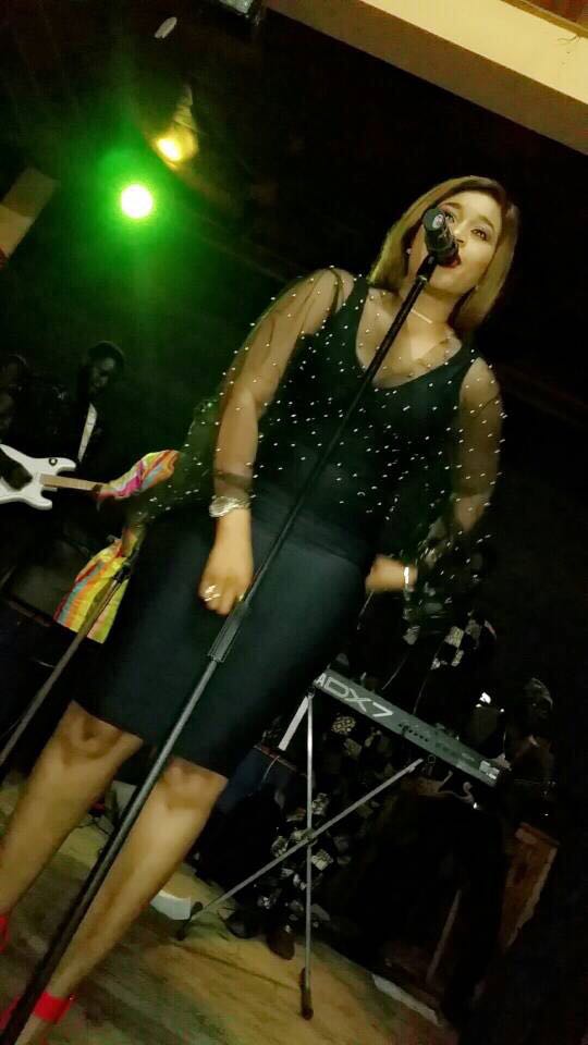 Admirez les dernières photos de Aida Samb dans toutes ses formes au RAVIN NIGHT CLUB. Regardez.