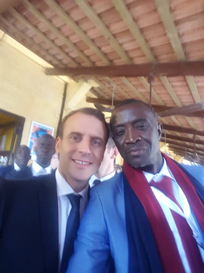PHOTO: Jonhson Mbengue le chargé de la communication de l'APIX en toute complicité avec le Président Français Macron.