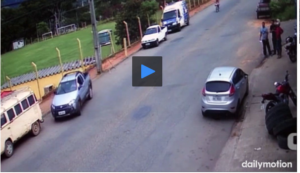 Un gars en scooter va se prendre une voiture à pleine vitesse et s'en sortir miraculeusement Un gars en scooter va se prendre une voiture à pleine vitesse et s'en sortir miraculeusement