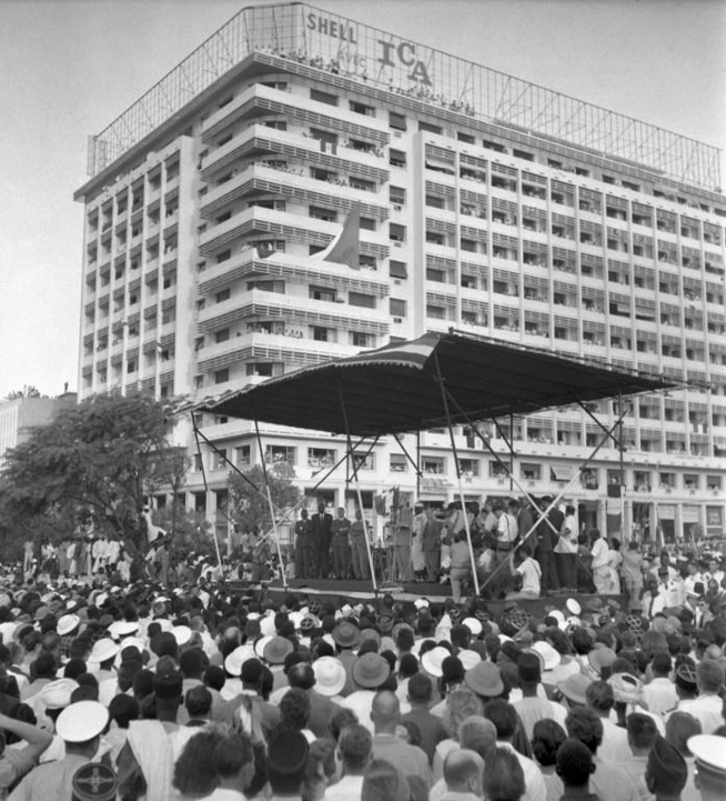 Porteurs de pancartes: la réponse du Général de Gaulle à ces derniers à la place Protet (Place de l'Indépendance) Porteurs de pancartes: la réponse du Général de Gaulle à ces derniers à la place Protet (Place de l'Indépendance)