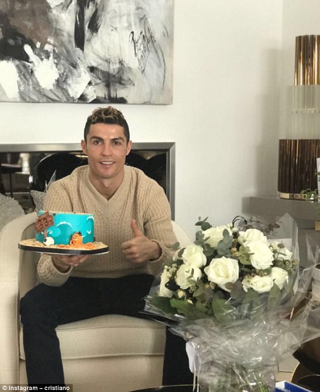 Ronaldo aussi a fêté son anniversaire (mais pas exactement comme Neymar) Ronaldo aussi a fêté son anniversaire (mais pas exactement comme Neymar)