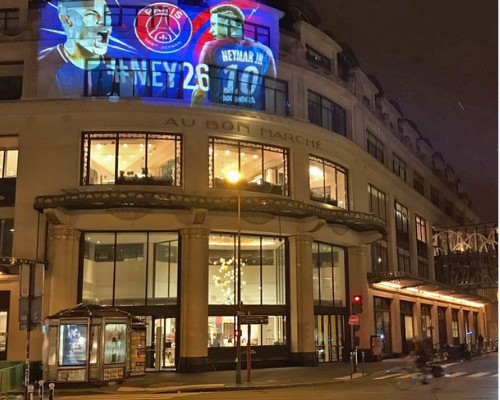 Neymar s’affiche en grand sur les Champs-Elysées pour son anniversaire Neymar s’affiche en grand sur les Champs-Elysées pour son anniversaire