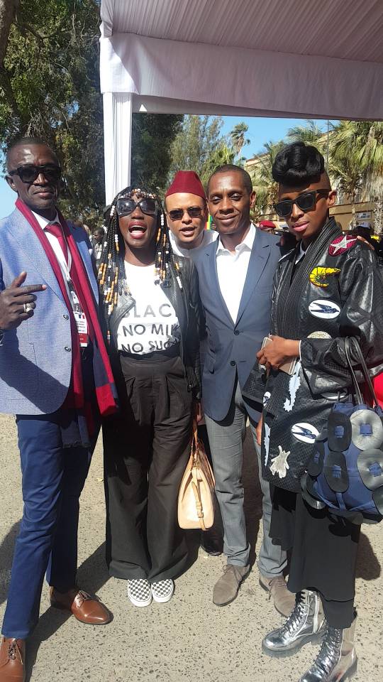 Le journaliste Johnson Mbengue pose avec Adama Paris, Claudy Siar et Selly Raby Kane... Le journaliste Johnson Mbengue pose avec Adama Paris, Claudy Siar et Selly Raby Kane...