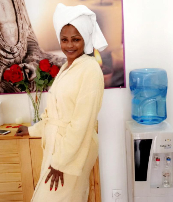 Après sa maladie, Mbathio Ndiaye pose en peignoir … Après sa maladie, Mbathio Ndiaye pose en peignoir …