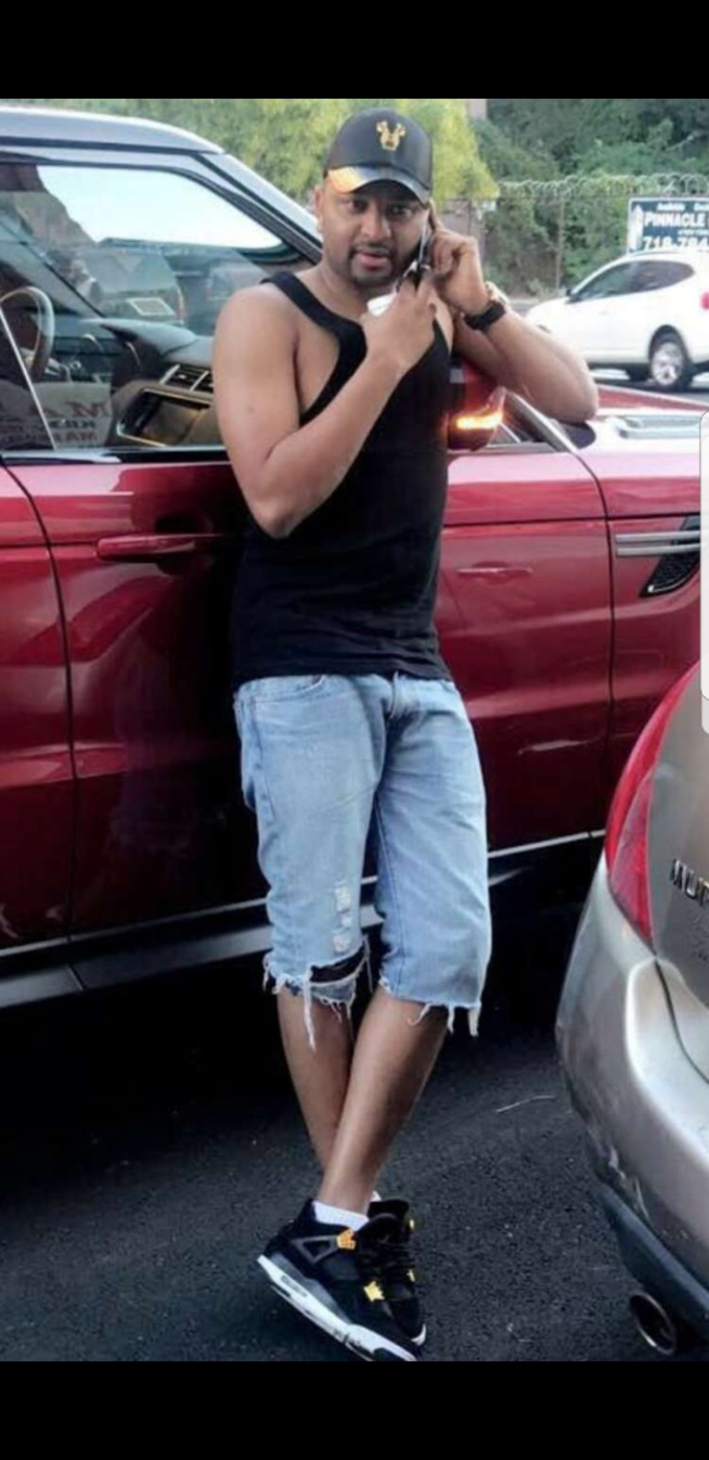 U an de plus ça se fête l'informaticien Sénégalais de New York souffle une bougie de plus. U an de plus ça se fête l'informaticien Sénégalais de New York souffle une bougie de plus.