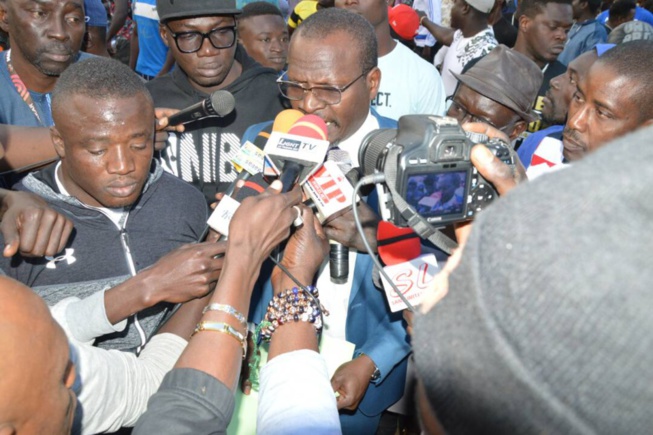 OPEN PRESSE: Modou lo, Gris Bordeau apportent leur soutient à Papa Sow. OPEN PRESSE: Modou lo, Gris Bordeau apportent leur soutient à Papa Sow.