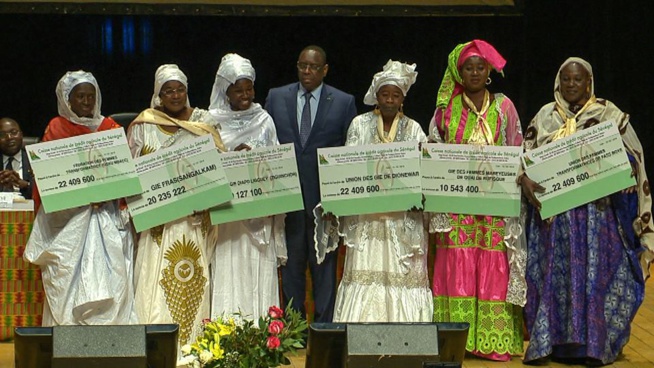 Secteur pêche : Macky SALL remet des chèques à 31 femmes représentantes des GIE bénéficiaires Secteur pêche : Macky SALL remet des chèques à 31 femmes représentantes des GIE bénéficiaires