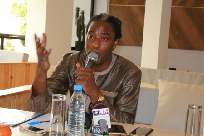 Mame Goor Diazaka face aux journalistes pour presenter ses 4 titres explosifs et promet de réunir les Thione Seck, Waly, Youssou Ndour et Pape Diouf à Sorano le 03 mars. Mame Goor Diazaka face aux journalistes pour presenter ses 4 titres explosifs et promet de réunir les Thione Seck, Waly, Youssou Ndour et Pape Diouf à Sorano le 03 mars.