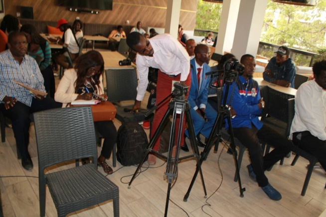 Mame Goor Diazaka face aux journalistes pour presenter ses 4 titres explosifs et promet de réunir les Thione Seck, Waly, Youssou Ndour et Pape Diouf à Sorano le 03 mars. Mame Goor Diazaka face aux journalistes pour presenter ses 4 titres explosifs et promet de réunir les Thione Seck, Waly, Youssou Ndour et Pape Diouf à Sorano le 03 mars.