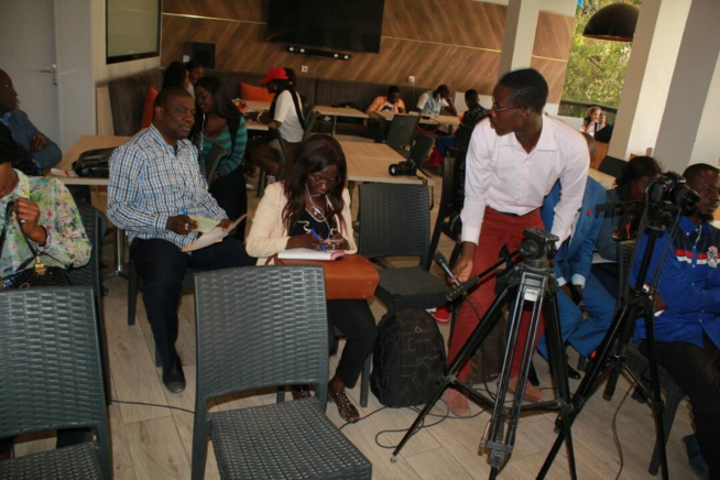 Mame Goor Diazaka face aux journalistes pour presenter ses 4 titres explosifs et promet de réunir les Thione Seck, Waly, Youssou Ndour et Pape Diouf à Sorano le 03 mars. Mame Goor Diazaka face aux journalistes pour presenter ses 4 titres explosifs et promet de réunir les Thione Seck, Waly, Youssou Ndour et Pape Diouf à Sorano le 03 mars.