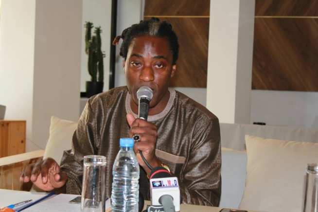 Mame Goor Diazaka face aux journalistes pour presenter ses 4 titres explosifs et promet de réunir les Thione Seck, Waly, Youssou Ndour et Pape Diouf à Sorano le 03 mars. Mame Goor Diazaka face aux journalistes pour presenter ses 4 titres explosifs et promet de réunir les Thione Seck, Waly, Youssou Ndour et Pape Diouf à Sorano le 03 mars.