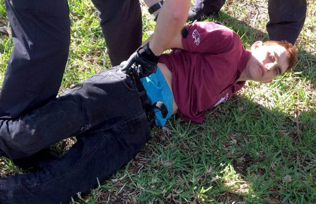Etats-Unis: un ancien élève tue 17 personnes dans un lycée de Floride, le tireur avait été renvoyé du lycée Etats-Unis: un ancien élève tue 17 personnes dans un lycée de Floride, le tireur avait été renvoyé du lycée