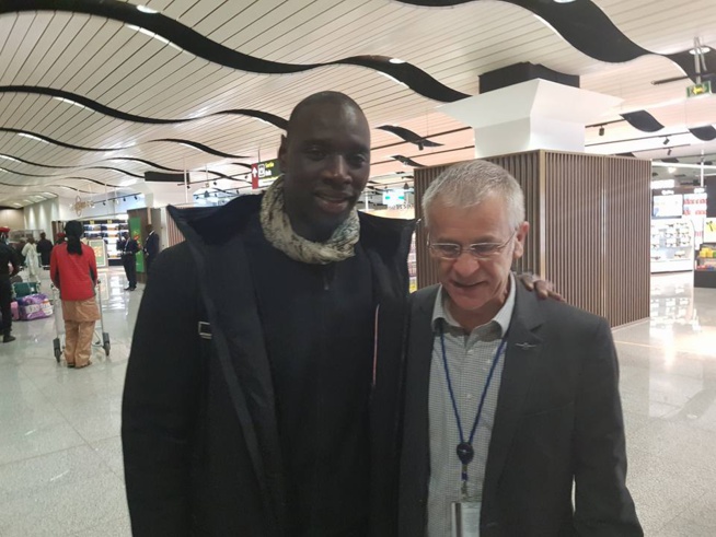 Regardez comment Omar Sy est accueilli à l’aéroport !… Tout ce que vous n’avez pas vu en Images Regardez comment Omar Sy est accueilli à l’aéroport !… Tout ce que vous n’avez pas vu en Images
