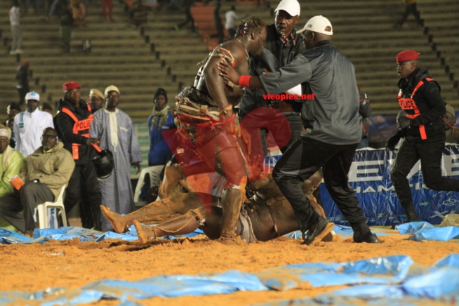 3 IMAGES à décortiquer de Ama Baldé plus fort et puissant sur Papa Sow. Modou Lo peut -il éviter Ama? 3 IMAGES à décortiquer de Ama Baldé plus fort et puissant sur Papa Sow. Modou Lo peut -il éviter Ama?