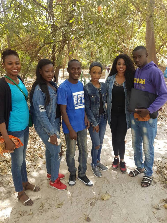 L'association de Jeunes de Kafountine en compagnie du Groupe Safari à leur Festival. L'association de Jeunes de Kafountine en compagnie du Groupe Safari à leur Festival.