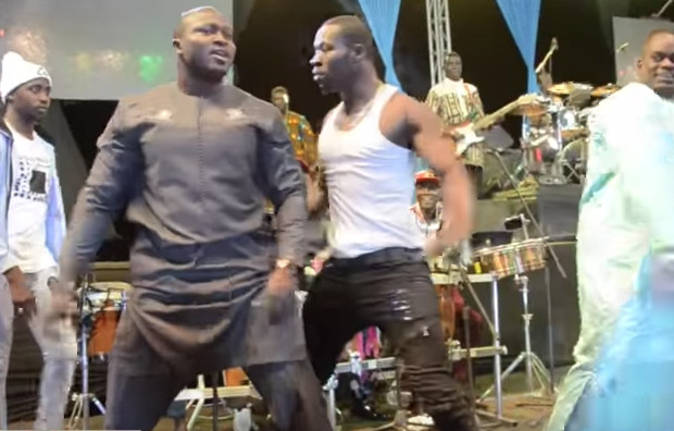 Concert de Youssou Ndour à Ndioum : Modou Lo se fait agripper sur scène