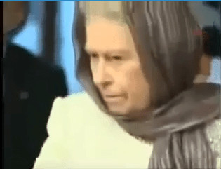 Vidéo: La reine d’Angleterre dans une mosquée pour suivre le coran