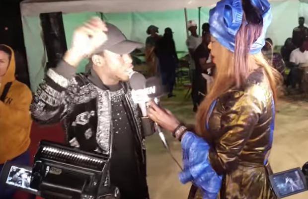 Sidy Diop chante Ndeye Gueye devant son mari et crée l’euphorie totale Sidy Diop chante Ndeye Gueye devant son mari et crée l’euphorie totale