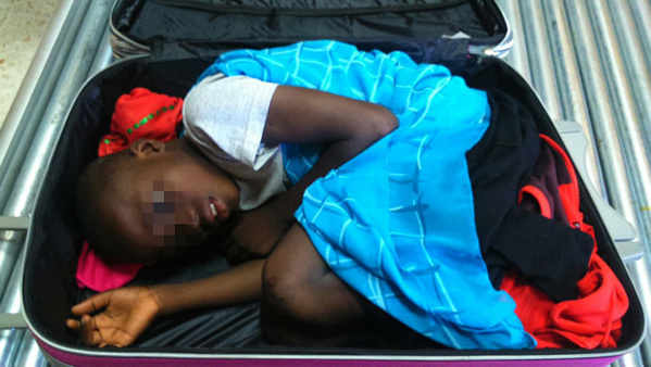 Espagne: un immigré ivoirien tente de faire passer son enfant caché dans une valise Espagne: un immigré ivoirien tente de faire passer son enfant caché dans une valise
