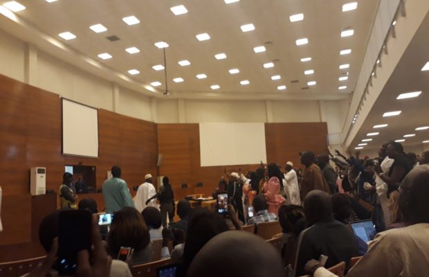 Urgent Procès Khalifa Sall: Un serpent (il s’agirait d’un oiseau) entre dans la salle d’audience et trouble le … Urgent Procès Khalifa Sall: Un serpent (il s’agirait d’un oiseau) entre dans la salle d’audience et trouble le …