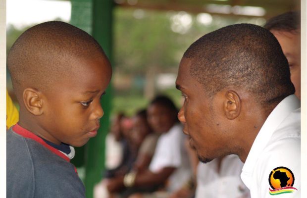 L’émouvante histoire entre Eto’o et un jeune Ivoirien: « Il m’a remis 3 millions de FCFA et m’a dit… » L’émouvante histoire entre Eto’o et un jeune Ivoirien: « Il m’a remis 3 millions de FCFA et m’a dit… »