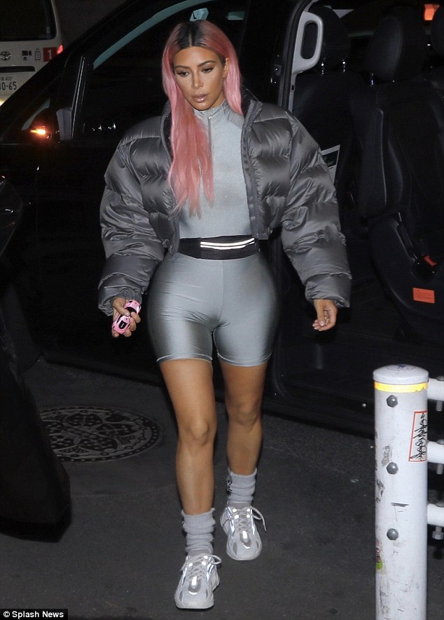 Kim Kardashian sexy et fière de son corps, de nouveau en look sportwear Kim Kardashian sexy et fière de son corps, de nouveau en look sportwear
