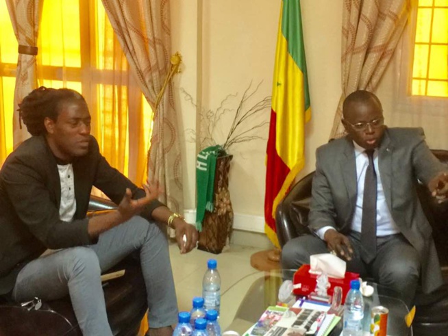 Jour J - 03 de son anniversaire, Mame Goor Diazaka chez le ministre des sports Matar Ba pour les derniers réglages. Jour J - 03 de son anniversaire, Mame Goor Diazaka chez le ministre des sports Matar Ba pour les derniers réglages.
