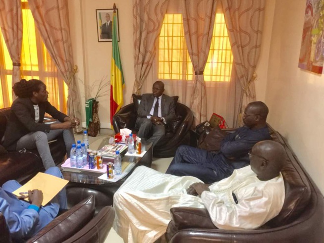 Jour J - 03 de son anniversaire, Mame Goor Diazaka chez le ministre des sports Matar Ba pour les derniers réglages. Jour J - 03 de son anniversaire, Mame Goor Diazaka chez le ministre des sports Matar Ba pour les derniers réglages.