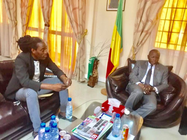 Jour J - 03 de son anniversaire, Mame Goor Diazaka chez le ministre des sports Matar Ba pour les derniers réglages. Jour J - 03 de son anniversaire, Mame Goor Diazaka chez le ministre des sports Matar Ba pour les derniers réglages.