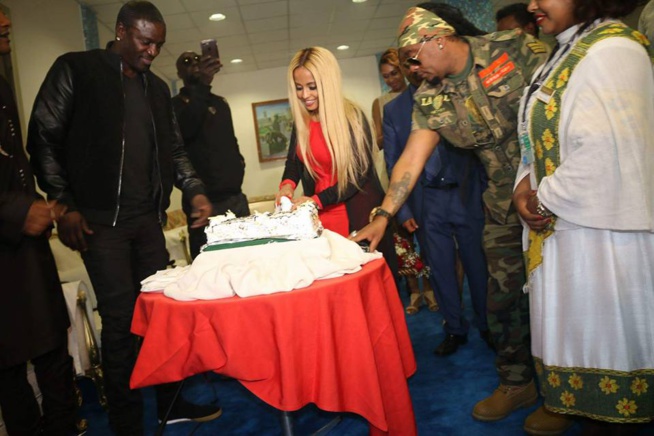 Akon avec sa belle femme Rozina À Addis-Abeba, en Éthiopie. Akon avec sa belle femme Rozina À Addis-Abeba, en Éthiopie.