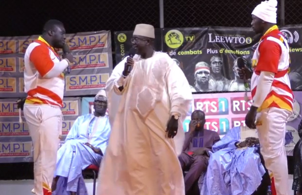 Face to Face Boy Niang Vs Sa Thies la bataille verbale: Sa Thies trahi par un jeune qui vivait chez lui pour… Face to Face Boy Niang Vs Sa Thies la bataille verbale: Sa Thies trahi par un jeune qui vivait chez lui pour…