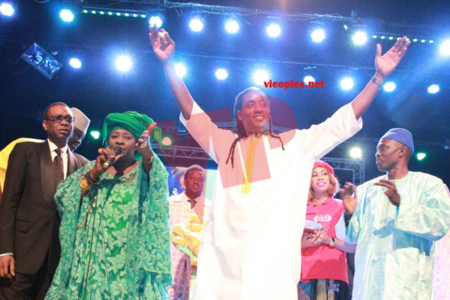 Youssou Ndour guest star à l'anniversaire de Mame Goor Diazaka, l'artiste ne manche pas ses mots tu es le meilleur. Youssou Ndour guest star à l'anniversaire de Mame Goor Diazaka, l'artiste ne manche pas ses mots tu es le meilleur.