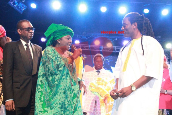 Youssou Ndour guest star à l'anniversaire de Mame Goor Diazaka, l'artiste ne manche pas ses mots tu es le meilleur. Youssou Ndour guest star à l'anniversaire de Mame Goor Diazaka, l'artiste ne manche pas ses mots tu es le meilleur.