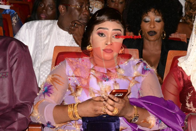 Fatima et Fatou Thiam, les deux dames de coeur del'artiste Mame Goor au premier rang à Sorano pour assister leur mari. Fatima et Fatou Thiam, les deux dames de coeur del'artiste Mame Goor au premier rang à Sorano pour assister leur mari.