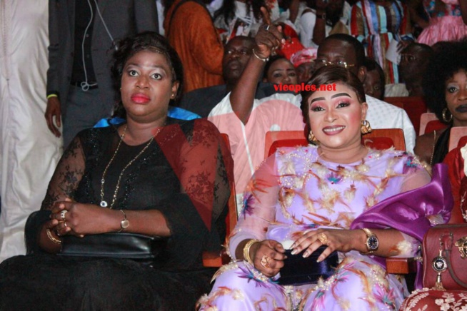 Fatima et Fatou Thiam, les deux dames de coeur del'artiste Mame Goor au premier rang à Sorano pour assister leur mari. Fatima et Fatou Thiam, les deux dames de coeur del'artiste Mame Goor au premier rang à Sorano pour assister leur mari.