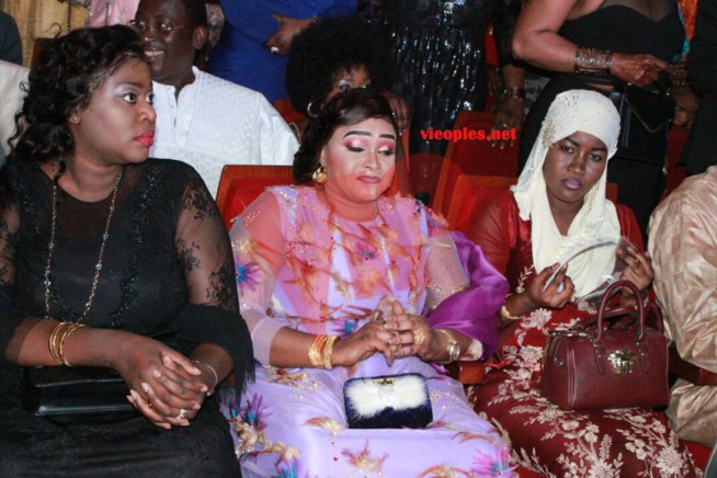 Fatima et Fatou Thiam, les deux dames de coeur del'artiste Mame Goor au premier rang à Sorano pour assister leur mari. Fatima et Fatou Thiam, les deux dames de coeur del'artiste Mame Goor au premier rang à Sorano pour assister leur mari.